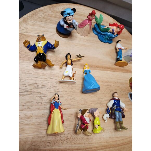 Disney Figurine Lot – Miniature Knick Knacks from Classic Films - Picture 4 of 11